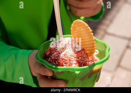 I bambini possono preparare un delizioso gelato agli spaghetti con salsa di fragole Foto Stock