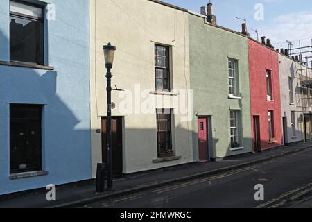 Una fila di case a schiera dipinte con ordine a Bristol, Regno Unito Foto Stock