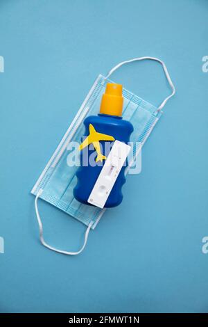Test di flusso laterale Covid su una bottiglia di crema solare. Concetto di viaggio del coronavirus Foto Stock