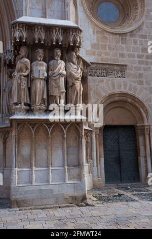 Tarragona, Spagna, 1 marzo 2020 - sculture di santi sulla facciata della Cattedrale Foto Stock