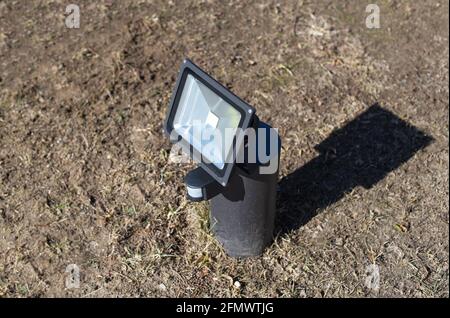 Proiettore a diodo per esterni con sensore di movimento e luce, moderno Foto Stock