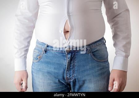 Un uomo grasso in una piccola camicia bianca stretta. Concetto di abbigliamento scomodo, obesità. Dimagrimento, lavoratore d'ufficio Foto Stock