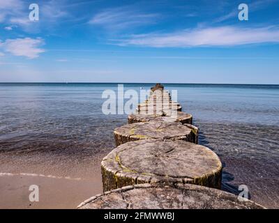 Groyne sul Mar Baltico in Germania Foto Stock