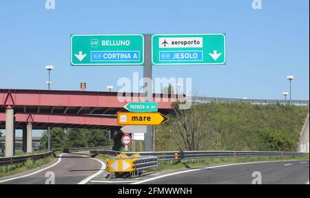 bivio sull'autostrada con le indicazioni per il mare resorts nel Nord Italia in estate e testo MARE che Significa MARE in lingua italiana Foto Stock