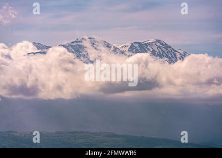 Ancora vette innevate della catena montuosa della Maiella sopra le nuvole. Geopark Maiella. Parco Nazionale della Maiella, Abruzzo, Italia, europa Foto Stock