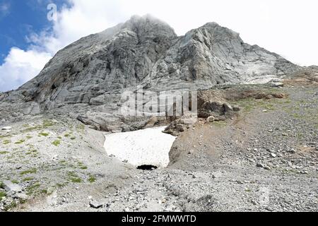 poco neve del ghiacciaio è andato dopo essersi sciolto nelle montagne a causa al cambiamento climatico Foto Stock