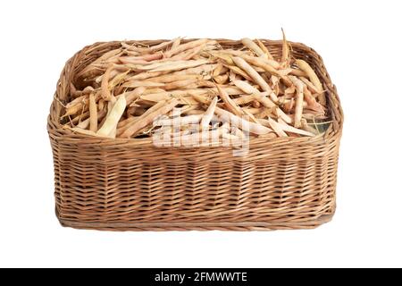 Cialde di fagioli asciutte in un cesto di vimini su sfondo bianco, isolate, organiche Foto Stock