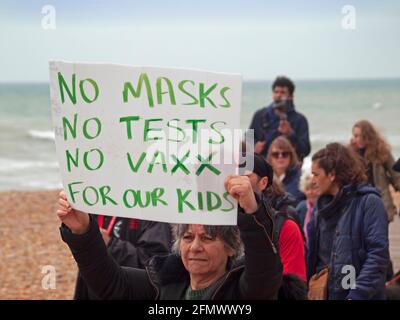 Una protesta contro i vaccini obbligatori e il blocco a Brighton Foto Stock