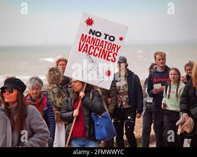 Una protesta contro i vaccini obbligatori e il blocco a Brighton Foto Stock