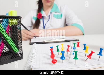 Medico psicologo infantile in un ufficio medico. Concetto per sviluppare il pensiero e alleviare stress e problemi nei bambini, trattamento Foto Stock