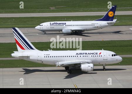 Zurigo, Svizzera – 29. 2016 luglio: Air France Airbus und Lufthansa Boeing all'aeroporto di Zurigo (ZRH) in Svizzera. Foto Stock