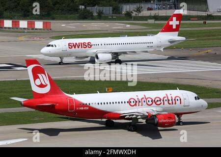 Zurigo, Svizzera – 5. 2017 agosto: Air Berlin Belair e Swiss Airbus all'aeroporto di Zurigo (ZRH) in Svizzera. Airbus è un produttore di aeromobili fr Foto Stock