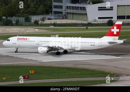 Zurigo, Svizzera – 29. Juli 2016: Swiss Air Lines Airbus A321 all'aeroporto di Zurigo (ZRH) in Svizzera. Airbus è un produttore di aeromobili di Toulo Foto Stock