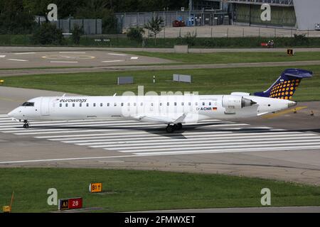 Zurigo, Svizzera – 29. Juli 2016: Eurowings Bombardier CRJ900 all'aeroporto di Zurigo (ZRH) in Svizzera. Foto Stock