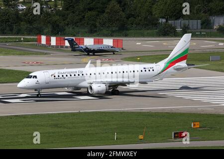 Zurigo, Svizzera – 29. Juli 2016: Bulgaria Air Embraer 190 all'aeroporto di Zurigo (ZRH) in Svizzera. Embraer è un produttore di aeromobili con sede a Bra Foto Stock