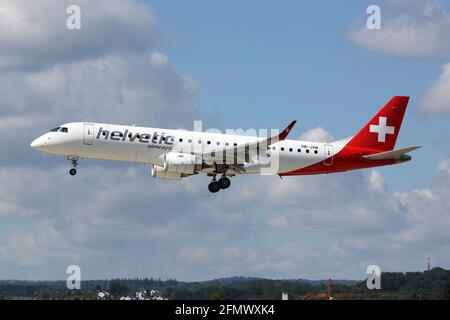 Zurigo, Svizzera – 29. Juli 2016: Helvetic Airways Embraer 190 all'aeroporto di Zurigo (ZRH) in Svizzera. Embraer è un produttore di aeromobili con sede in Foto Stock