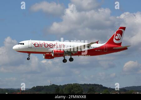 Zurigo, Svizzera – 29. Juli 2016: Air Berlin Belair Airbus A320 all'aeroporto di Zurigo (ZRH) in Svizzera. Airbus è un produttore di aeromobili di Tou Foto Stock