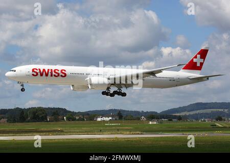 Zurigo, Svizzera – 29. Juli 2016: Swiss Air Lines Boeing 777 all'aeroporto di Zurigo (ZRH) in Svizzera. Boeing è un produttore di aeromobili con sede in se Foto Stock