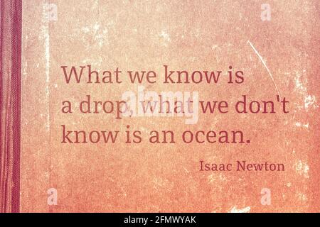 Quello che sappiamo è un drop, quello che non sappiamo è un oceano - famoso fisico inglese e matematico Sir Isaac Newton citazione stampata su cartboar vintage Foto Stock