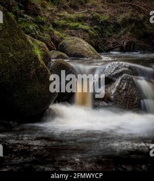 Riserva naturale di Wyming brook. Dettaglio della cascata in primo piano con 1 secondo di velocità dell'otturatore, Peak District National Park, Sheffield, Inghilterra, Regno Unito Foto Stock