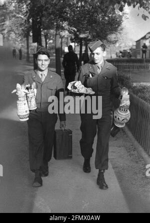 Eventi, era post-bellica, occupazione, zona americana di occupazione, soldati con souveniers, 1945, DIRITTI-AGGIUNTIVI-CLEARANCE-INFO-NON-DISPONIBILE Foto Stock