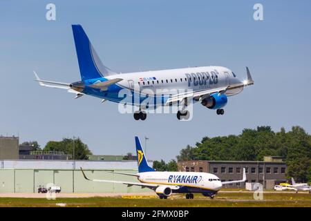 Memmingen, Germania – 18 giugno 2017: Aereo Viennaline Embraer 170 del popolo all'aeroporto di Memmingen (FMM) in Germania. Foto Stock