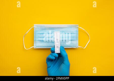Kit per test a flusso laterale in casa con coronavirus con maschera facciale Foto Stock