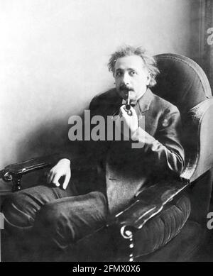Einstein, Albert, 14.3.1879 - 18.4.1955, americano - scienziato tedesco (fisico), mezza lunghezza, 1921, DIRITTI-AGGIUNTIVI-DI-AUTORIZZAZIONE-INFORMAZIONI-NON-DISPONIBILI Foto Stock