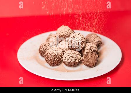 Il tartufo di cioccolato è un dolce con un aspetto e. gusto simile al bonbon Foto Stock