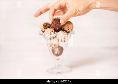 Il tartufo di cioccolato è un dolce con un aspetto e. gusto simile al bonbon Foto Stock