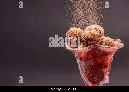 Il tartufo di cioccolato è un dolce con un aspetto e. gusto simile al bonbon Foto Stock