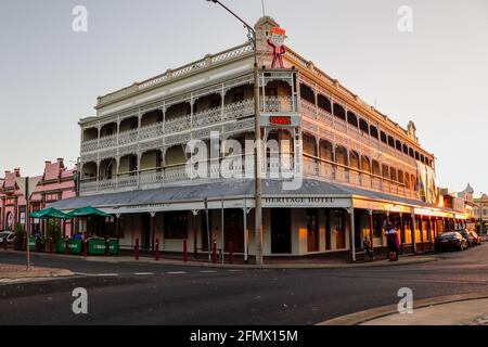 Rockhampton, Queensland, Australia - 24 dicembre 2014. Lo storico Heritage Hotel, costruito nel 1898, è un hotel con balcone e decorazioni in pizzo di ferro. Foto Stock