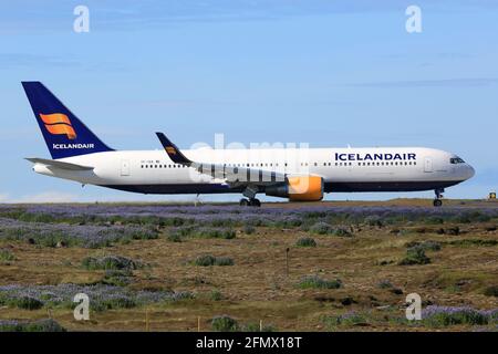 Keflavik, Isola - 2. Juli 2017: Eine Boeing 767-300ER der Icelandair mit dem Kennzeichen TF-ISN auf dem Flughafen Reykjavik Keflavik (KEF) in Island. Foto Stock