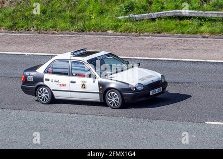 1999 90s novanta Toyota Corolla Modified Yank American Police Car; UK Vehicular traffico, trasporto, moderno, berlina auto, In direzione sud sull'autostrada 3, corsia M61. REGNO UNITO Foto Stock