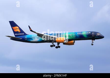 Reykjavik, Islanda – 02. Luglio 2017: Icelandair Boeing 757-200 all'aeroporto di Keflavik (KEF) in Islanda. Boeing è un costruttore di aeromobili con sede a Seattl Foto Stock