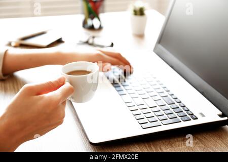 Vista dall'alto di Young Woman che naviga su Internet, codifica, shopping online, primo piano sulla tastiera del suo laptop sulla scrivania in legno testurizzato per ufficio. Sho. Sospeso Foto Stock