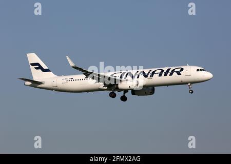 Amsterdam, Paesi Bassi – 14. Settembre 2016: Finnair Airbus A321 all'aeroporto di Amsterdam (AMS) nei Paesi Bassi. Airbus è un produttore di aeromobili da a. Foto Stock