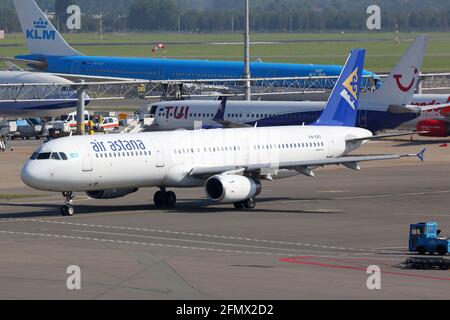 Amsterdam, Paesi Bassi – 14. Settembre 2016: Air Astana Airbus A321 all'aeroporto di Amsterdam (AMS) nei Paesi Bassi. Airbus è un produttore di aeromobili di Foto Stock