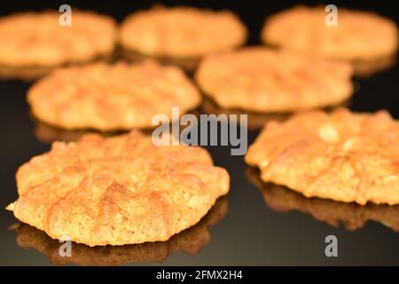 Biscotti di cereali profumati e croccanti, primo piano, su sfondo nero. Foto Stock