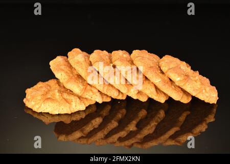 Biscotti di cereali profumati e croccanti, primo piano, su sfondo nero. Foto Stock