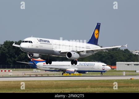 Monaco, Germania – 8. 2016 agosto: Lufthansa Airbus A321 all'aeroporto di Monaco (MUC) in Germania. Airbus è un produttore di aeromobili di Tolosa, Francia. Foto Stock