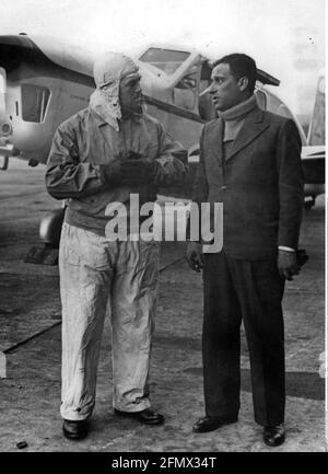 Trasporto / trasporto, aviazione, personale, un pilota lega il suo cappello  aviatore, Germania, anni '30, EDITORIALE-USO-SOLO Foto stock - Alamy