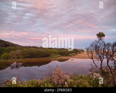 Alba sopra Frasers Creek a Oberon Bay, promontorio di Wilsons, Victoria, Australia Foto Stock