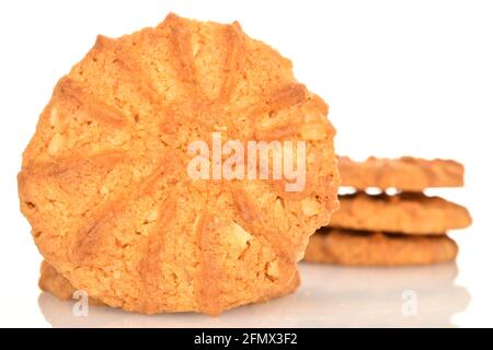 Diversi biscotti dolci, gustosi, a base di cereali, primo piano, su sfondo bianco. Foto Stock