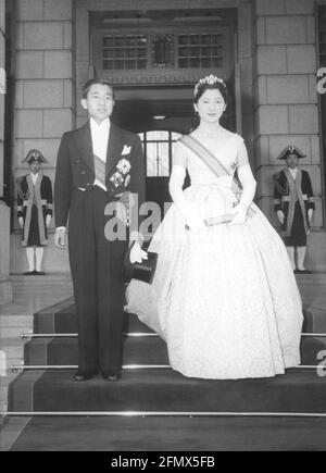 Akihito, * 23.12.1933, imperatore (tenno) del Giappone 7.1.1989 - 30.4.2019, lunghezza intera, matrimonio, DIRITTI-AGGIUNTIVI-AUTORIZZAZIONE-INFORMAZIONI-NON-DISPONIBILI Foto Stock
