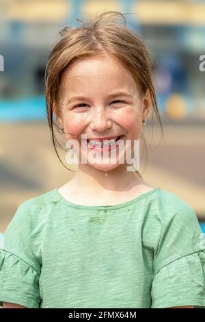 ritratto di una bambina allegra su una passeggiata con viso bagnato all'aperto Foto Stock