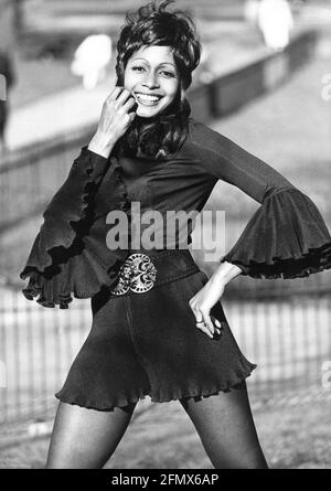 Moda, anni '70, moda donna, modello con pantaloni caldi, Londra, Inghilterra, 24.2.1971, ADDITIONAL-RIGHTS-CLEARANCE-INFO-NOT-AVAILABLE Foto Stock