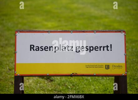 Dresda, Germania. 23 Apr 2021. Un cartello 'prato chiuso!' Si trova nel campo della SG Motor Trachenberge presso il campo sportivo Aachener Straße. Credit: Robert Michael/dpa-Zentralbild/dpa/Alamy Live News Foto Stock