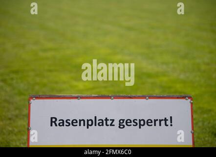 Dresda, Germania. 23 Apr 2021. Un "campo erba chiuso!" Il cartello si trova sul campo sportivo SG Motor Trachenberge presso il campo sportivo Aachener Straße. L'Associazione tedesca di calcio (DFB) e la Confederazione tedesca degli sport olimpici (DOSB) stanno facendo una campagna congiunta per la riammissione rapida di sport organizzati all'aperto. (A dpa 'petizione del DFB e del DOSB per gli sport all'aperto') credito: Robert Michael/dpa-Zentralbild/dpa/Alamy Live News Foto Stock