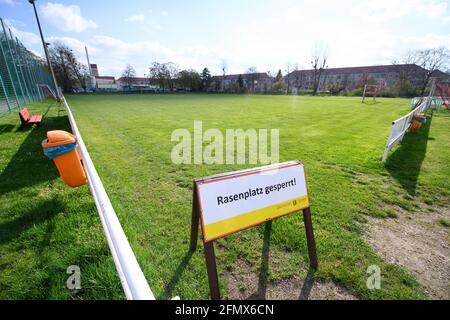 Dresda, Germania. 23 Apr 2021. Un "campo erba chiuso!" Il cartello si trova sul campo sportivo SG Motor Trachenberge presso il campo sportivo Aachener Straße. L'Associazione tedesca di calcio (DFB) e la Confederazione tedesca degli sport olimpici (DOSB) stanno facendo una campagna congiunta per la riammissione rapida di sport organizzati all'aperto. (A dpa 'petizione del DFB e del DOSB per gli sport all'aperto') credito: Robert Michael/dpa-Zentralbild/dpa/Alamy Live News Foto Stock